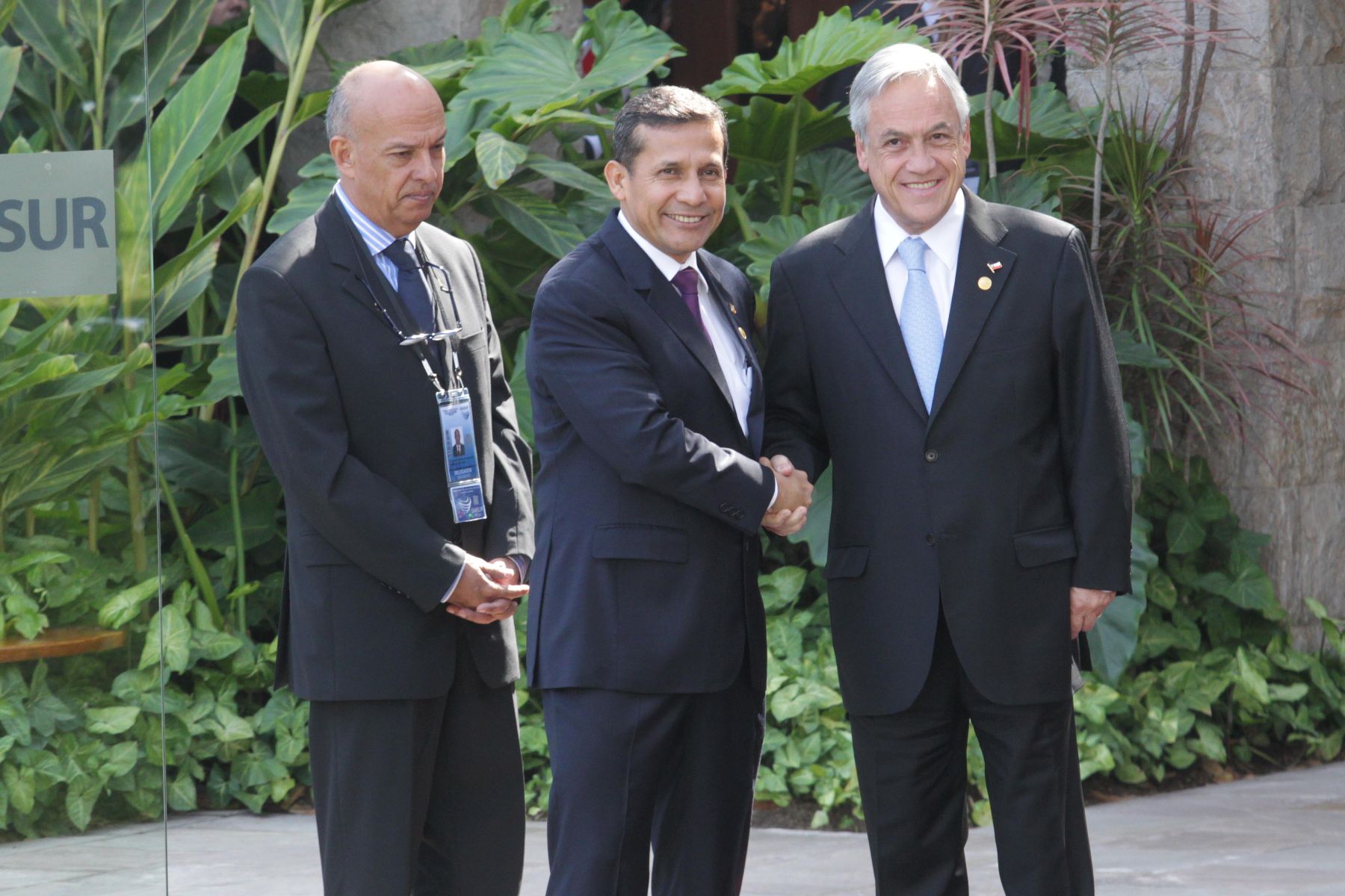 LIMA, PERU - NOVIEMBRE 30.  Presidente de la República Ollanta Humala da la bienvenida a su homólogo de la Republica de Chile Sebastián Piñera  a la VI Reunión Ordinaria del Consejo de Jefes de Estado y de Gobierno de UNASUR. Foto: ANDINA/Prensa Presidencia