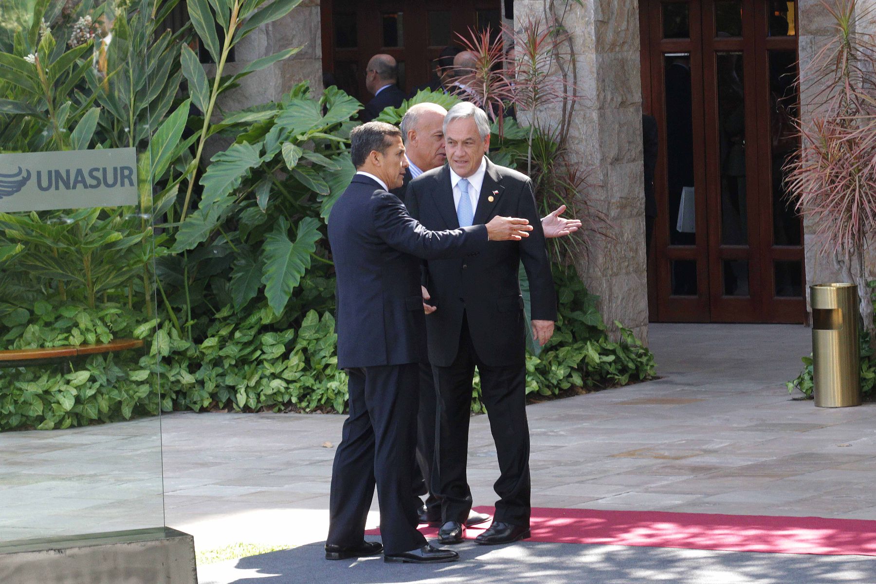 LIMA, PERU - NOVIEMBRE 30.  Presidente de la República Ollanta Humala da la bienvenida a su homólogo de la Republica de Chile Sebastián Piñera  a la VI Reunión Ordinaria del Consejo de Jefes de Estado y de Gobierno de UNASUR. Foto: ANDINA/Prensa Presidencia