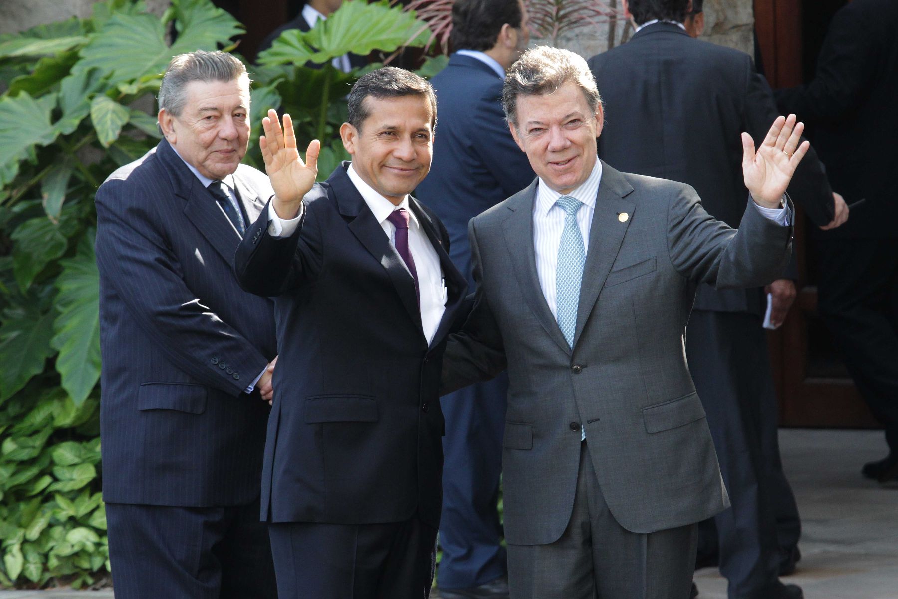 LIMA, PERU - NOVIEMBRE 30.  Presidente de la República Ollanta Humala da la bienvenida a su homólogo de la Republica de Colombia Juan Manuel Santos ;  a la VI Reunión Ordinaria del Consejo de Jefes de Estado y de Gobierno de UNASUR. Foto: ANDINA/Prensa Presidencia