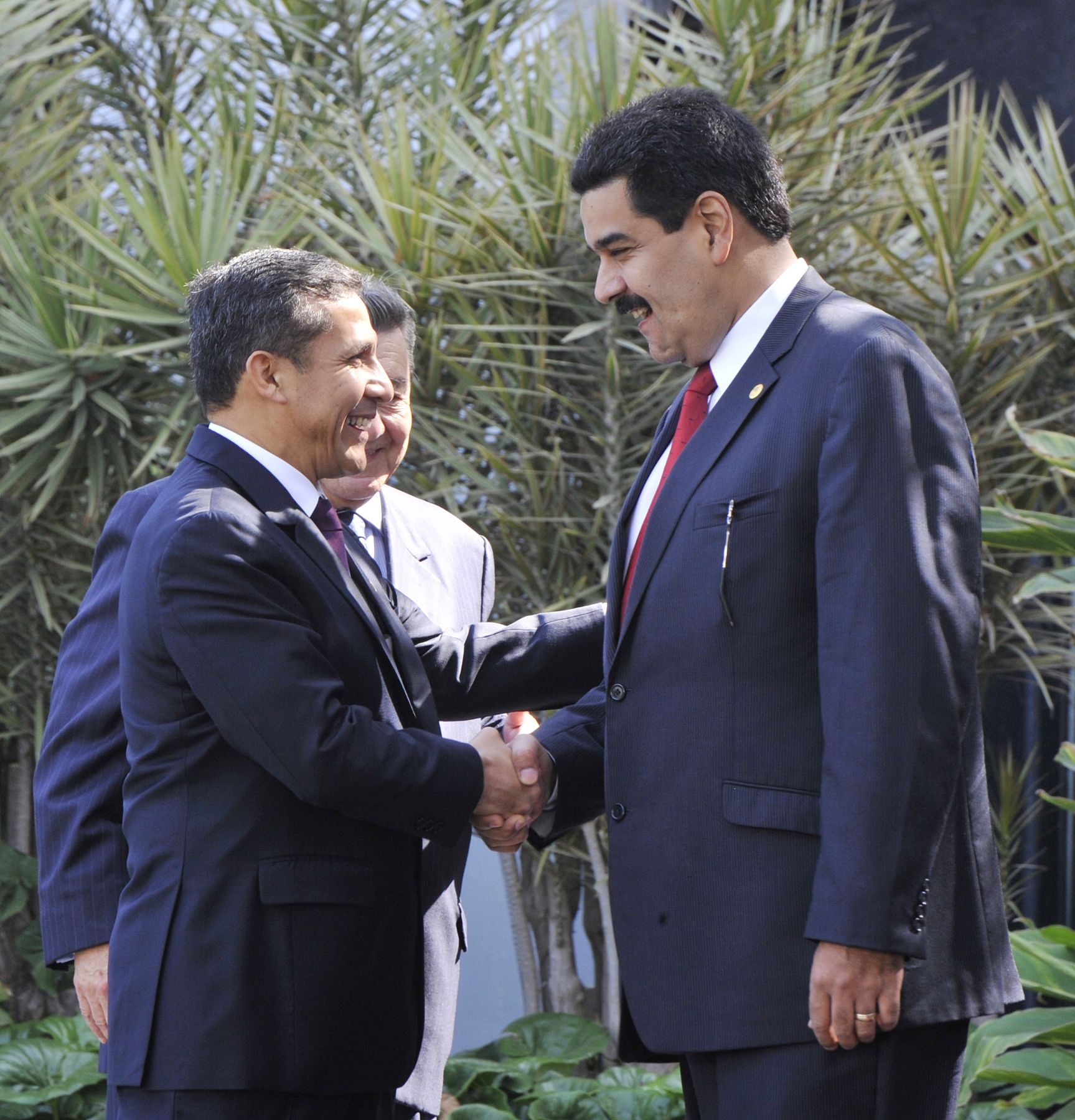LIMA, PERU - NOVIEMBRE 30.  Presidente de la República Ollanta Humala da la bienvenida al Ministro de Relaciones Exteriores de la Republica de Venezuela Nicolas Maduro ;  a la VI Reunión Ordinaria del Consejo de Jefes de Estado y de Gobierno de UNASUR. Foto: ANDINA/Prensa Presidencia