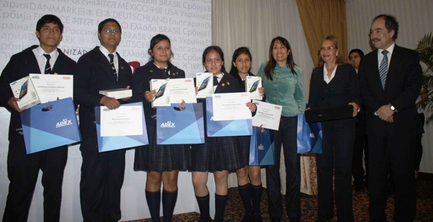 Estudiantes del colegio Isaac Newton de Ventanilla que lograron el primer lugar en el concurso escolar "Exporta tus ideas" organizado por Adex. Foto: Adex.