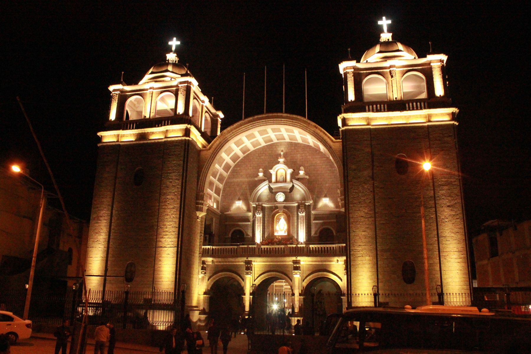 Iluminación destaca arquitectura de santuario de Virgen de la Puerta de Otuzco. Foto: Arzobispado de Trujillo.