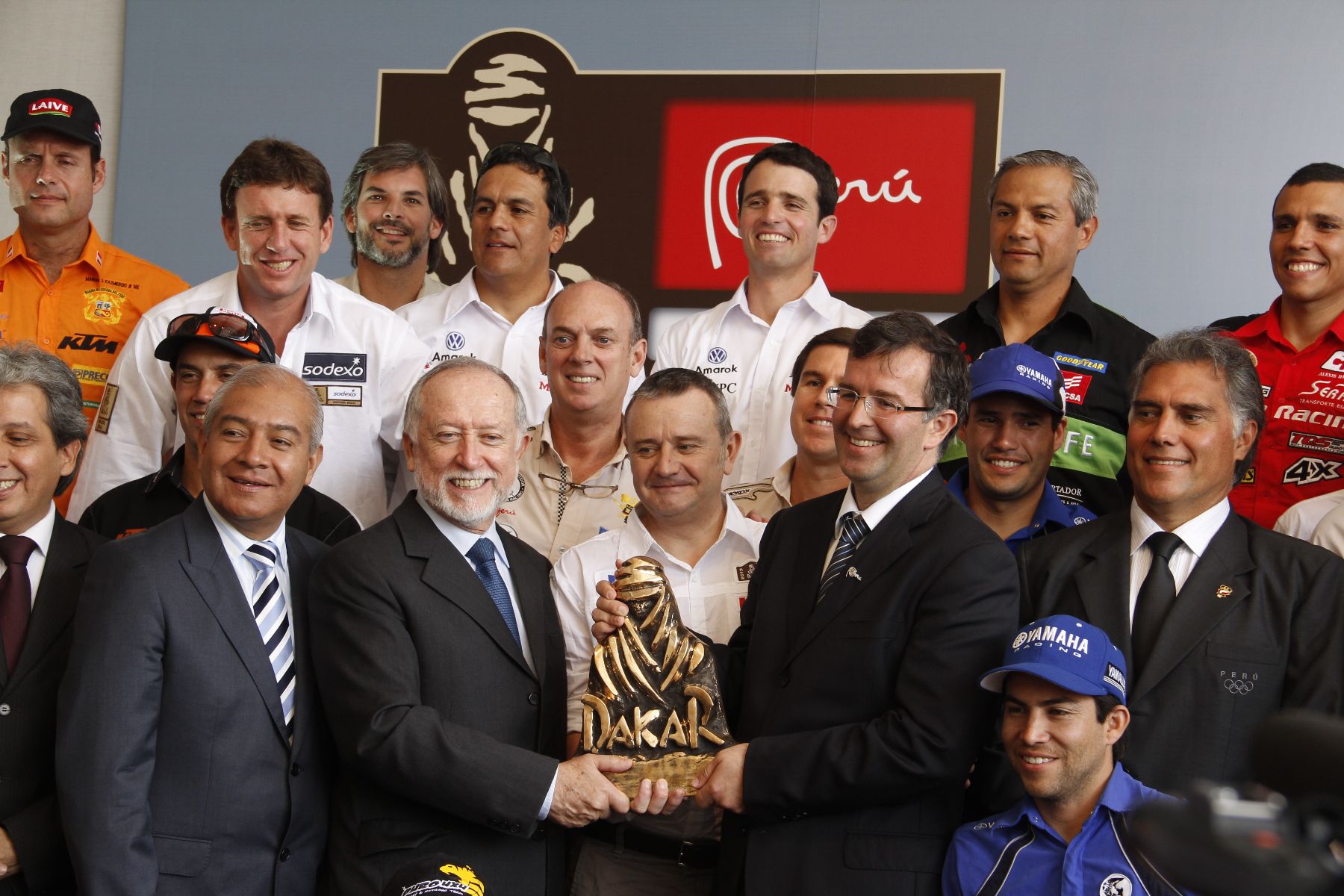 El ministro de Comercio Exterior y Turismo, José Silva Martinot junto a los pilotos y organizadores del Rally Dakar
