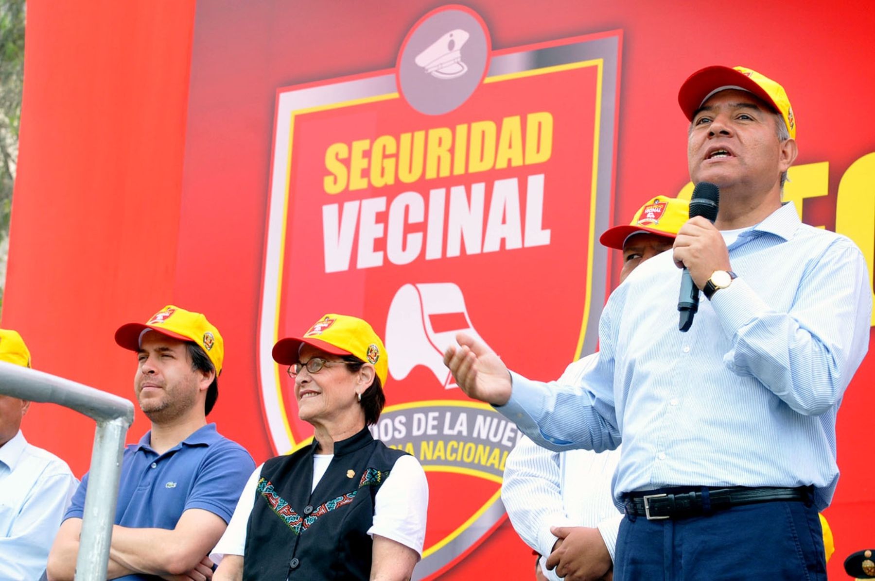 Ministro del Interior, Wilfredo Pedraza Sierra, tomó juramento a cinco mil integrantes de las Juntas Vecinales. Foto: Mininter