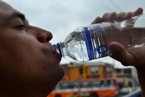 Advierten sobre riesgos del consumo excesivo de agua.