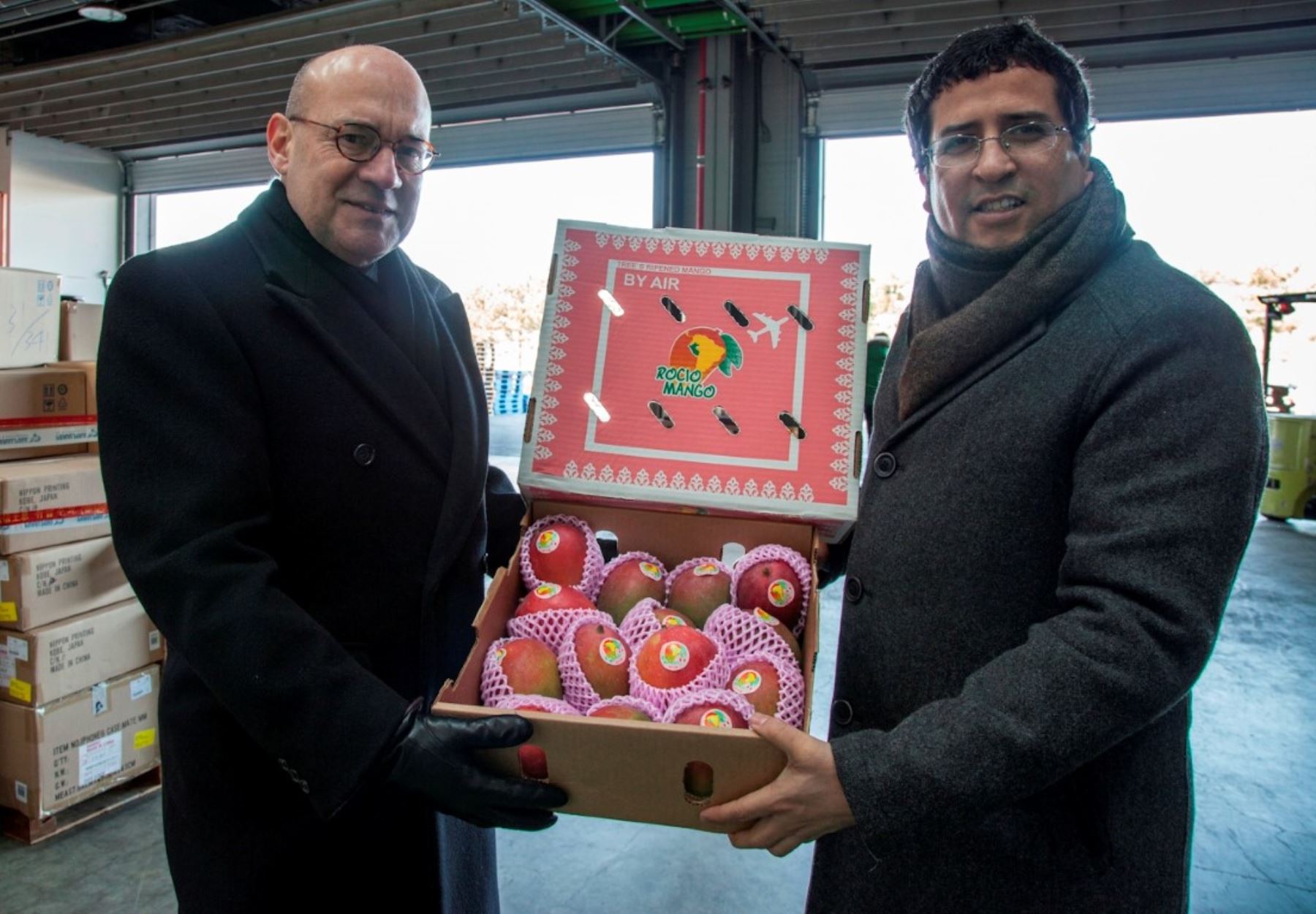 Embajador peruano en Corea del Sur Jaime Pomareda recibe mangos peruanos. Foto: Minagri.