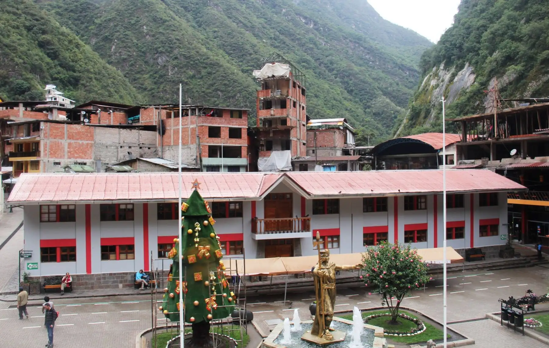 Paralizan construcción de edificio en Machu Picchu Pueblo.