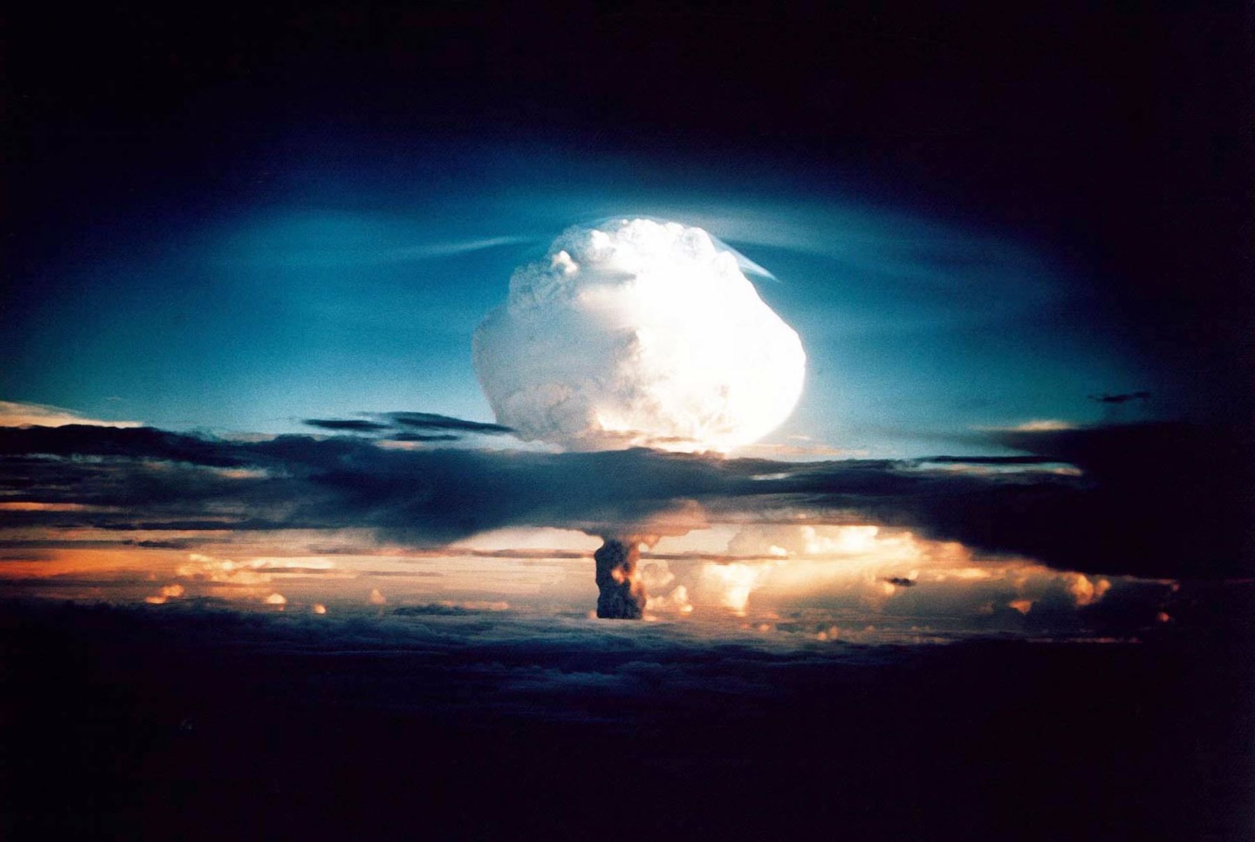 La bomba de hidrógeno o termonuclear, llamada bomba H, se basa en el principio de la fusión nuclear y libera una energía superior a las temperaturas y a las presiones solares. Foto: AFP