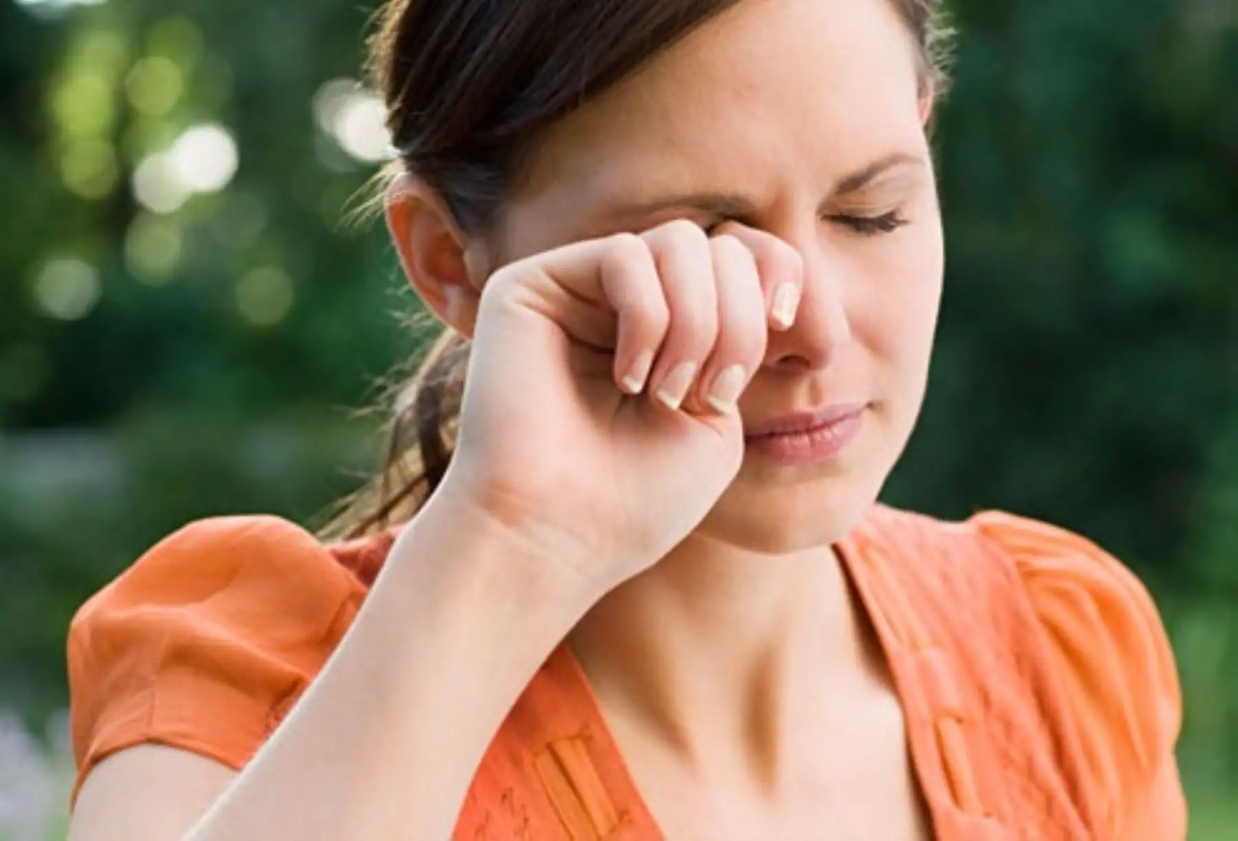 ¿Despiertas con ojos secos, ardor y visión borrosa? Conoce la posible causa
