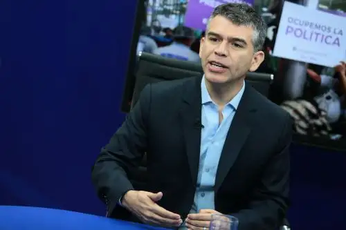 LIMA,PERÚ-ENERO 07.Julio Guzmán Candidato presidencial por "Todos por el Perú" y Daniel Mora en el programa de Andina Canal Online. Foto: ANDINA/Carlos Lezama