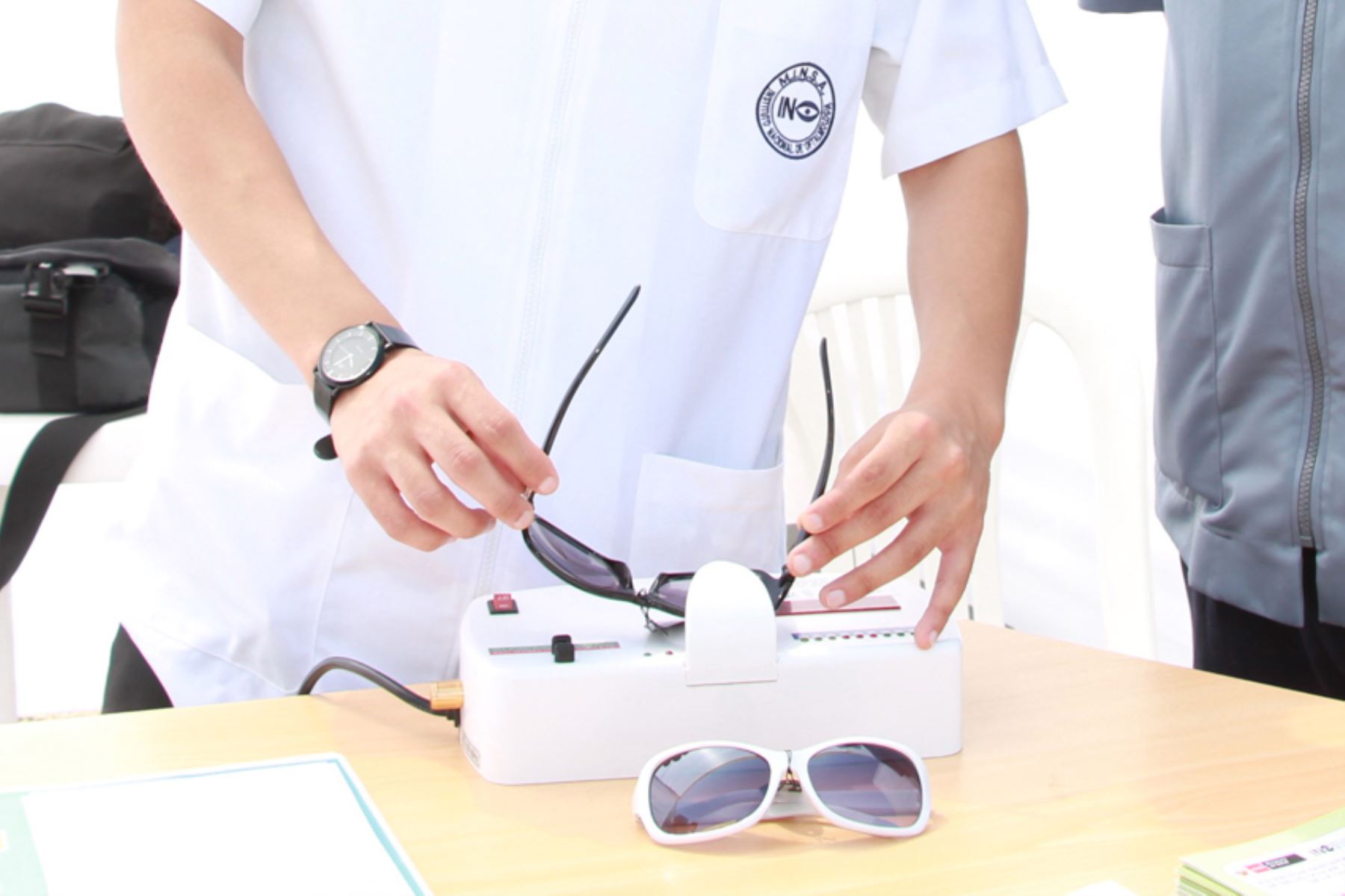 El mejor verificar el grado de protección ultravioleta de los lentes que compras. Foto: ANDINA/Difusión