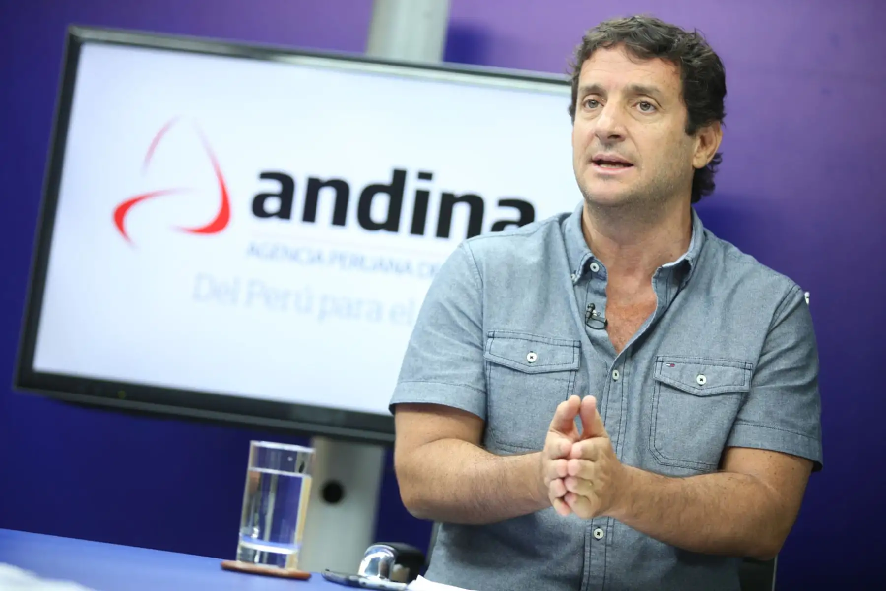 LIMA, PERÚ - ENERO 12. Candidato presidencial Renzo Reggiardo en el set de TV ANDINA, programa Mirada Electoral.


Foto: ANDINA/Juan Carlos Guzmán Negrini.