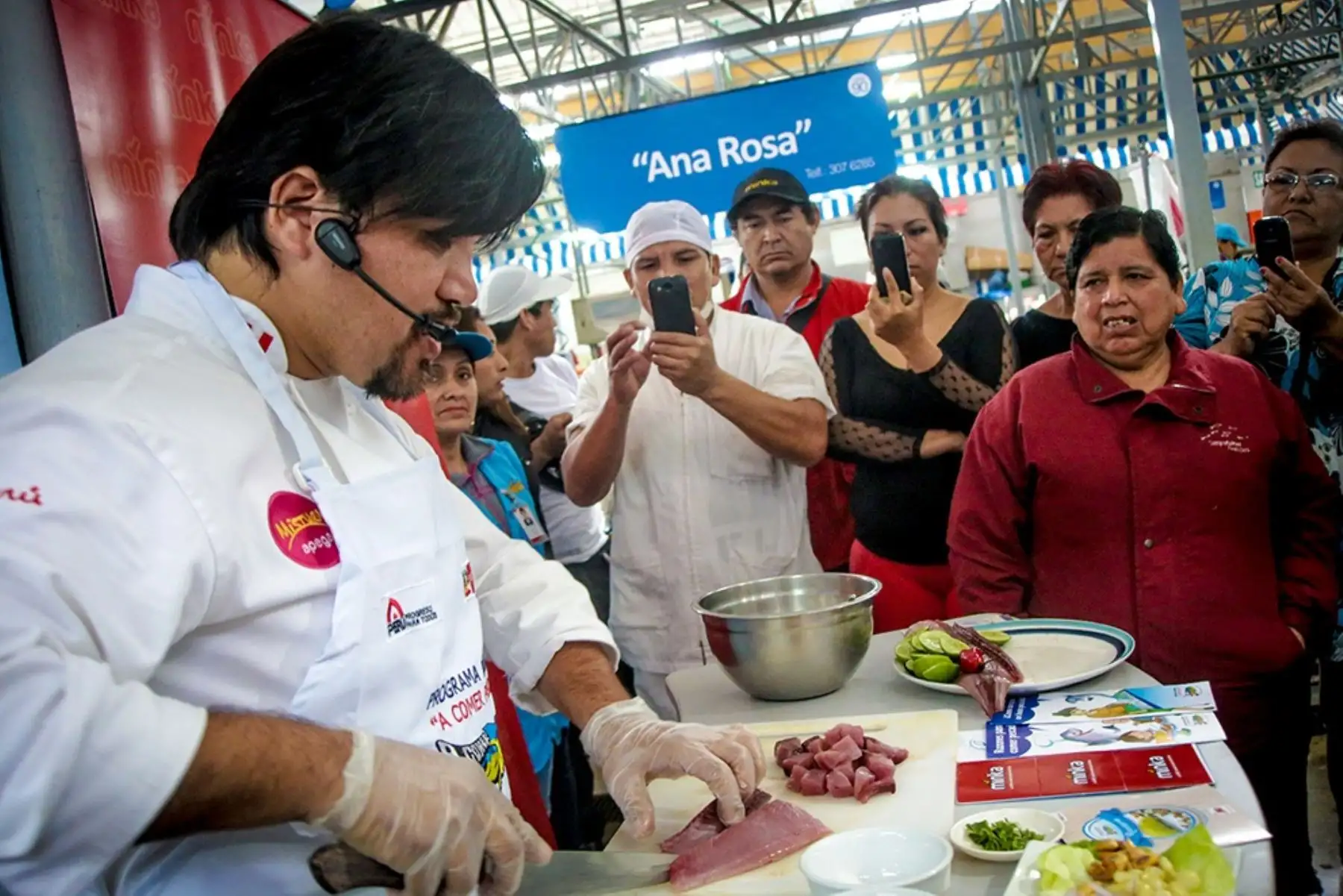 Reconocidos chefs ofrecen clases gratuitas de cocina a amas de casa. Foto: ANDINA/Difusión.