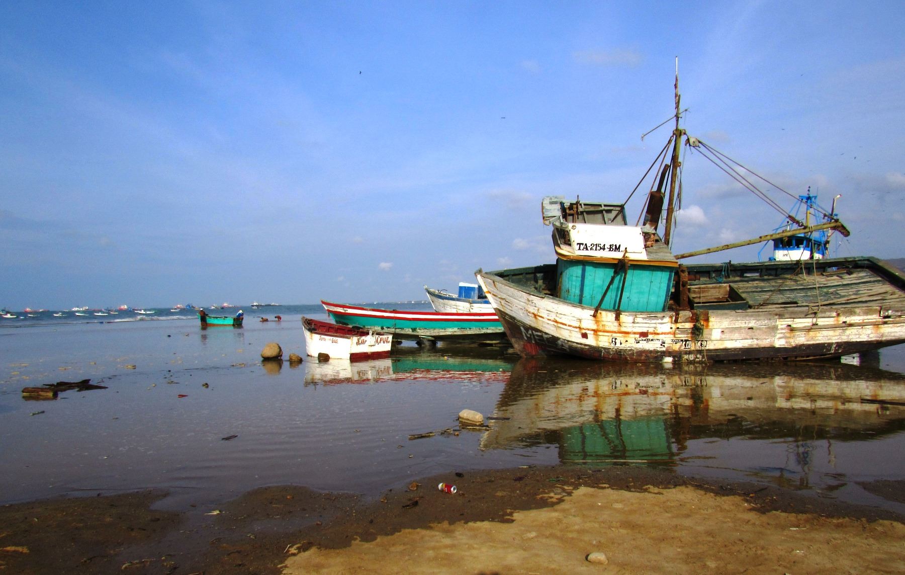 Un total de 45 puertos de todo el litoral del país se encuentran cerrados como medida de prevención ante la presencia de oleajes ligeros, que continuarán hasta mañana sábado 30 de marzo, de acuerdo al último aviso emitido por la Dirección de Hidrografía y Navegación (DHN) de la Marina de Guerra del Perú. ANDINA