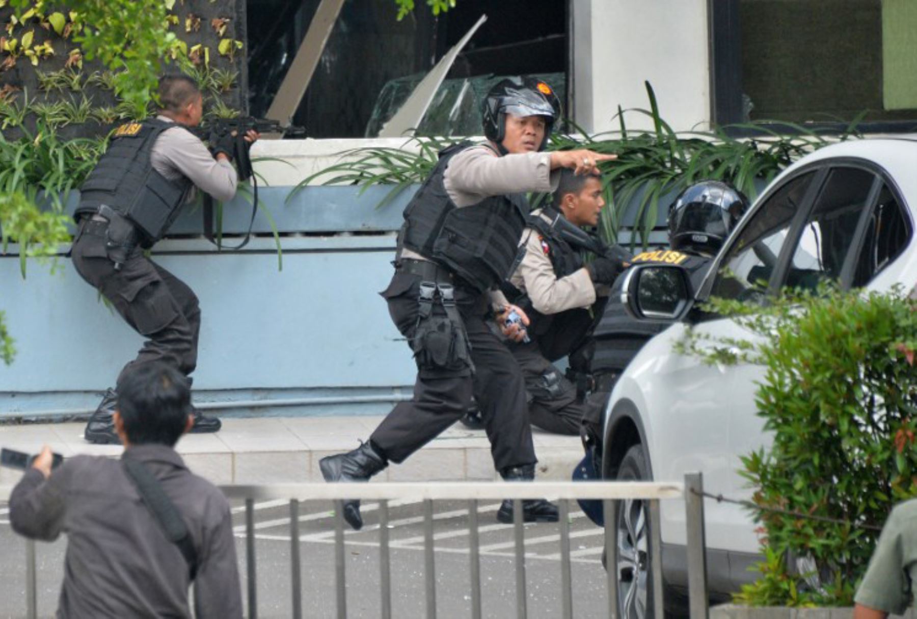 Una explosión cerca de un centro comercial en Yakarta (Indonesia)  dejo al menos siete personas  muertas tras un ataque con explosivos. Foto: AFP