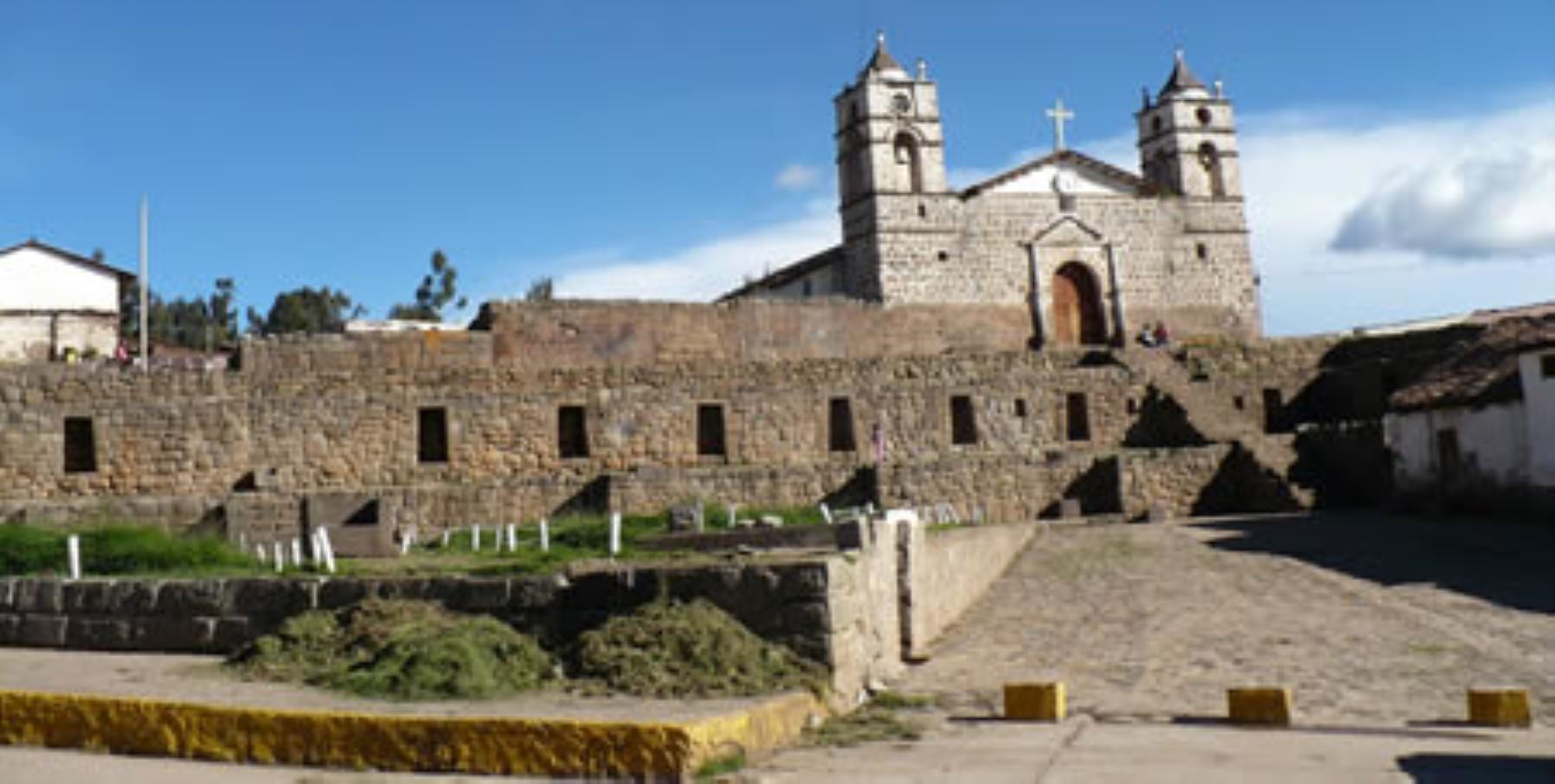 Vilcashuamán es otro lugar que no puede dejar de visitarse, pues se trata de un centro administrativo incaico localizado a 117 kilómetros al sureste de Ayacucho y que llegó a albergar en su momento de mayor esplendor a 40,000 habitantes.