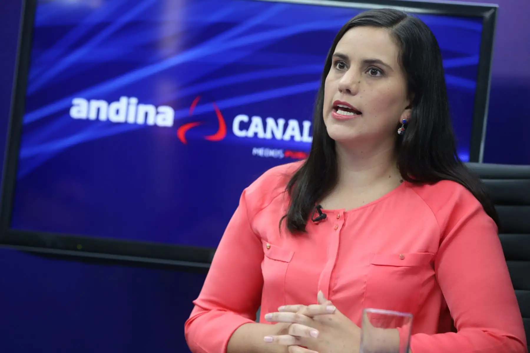 LIMA, PERÚ - ENERO 21. Veronika Mendoza, candidata presidencial, participa del programa Mirada Electoral de Tv Andina.

Foto: ANDINA/Juan Carlos Guzmán Negrini.