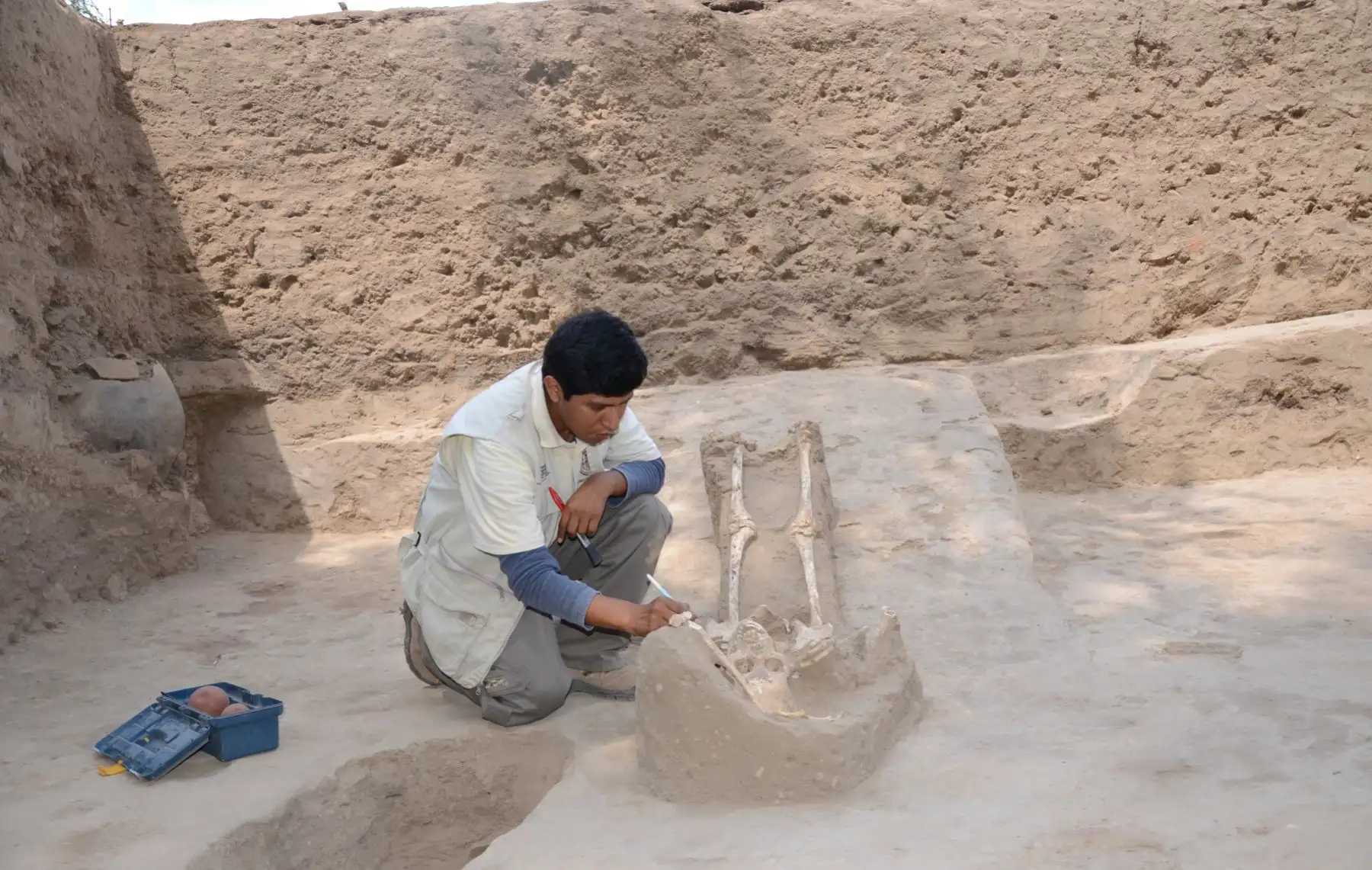Seis entierros humanos fueron hallados en un pequeño templo de la huaca Santa Rosa de Pucalá. ANDINA