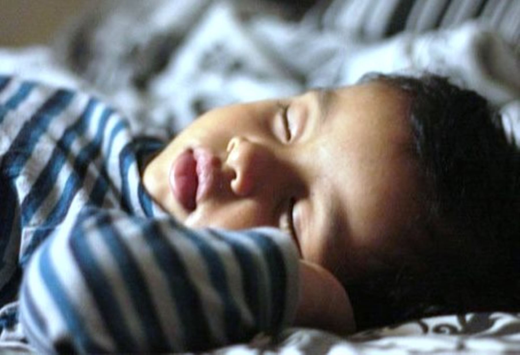 Dormir las horas adecuadas y sin interrupciones ayuda al crecimiento de los niños. Foto: ANDINA/Internet.