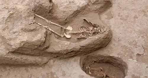 Seis restos humanos colocados durante un ritual de enterramiento fueron hallados en un pequeño templo descubierto en el complejo arqueológico Huaca Santa Rosa de Pucalá, localizado en el margen norte del valle medio de Lambayeque, a unos 30 kilómetros de la ciudad de Chiclayo.