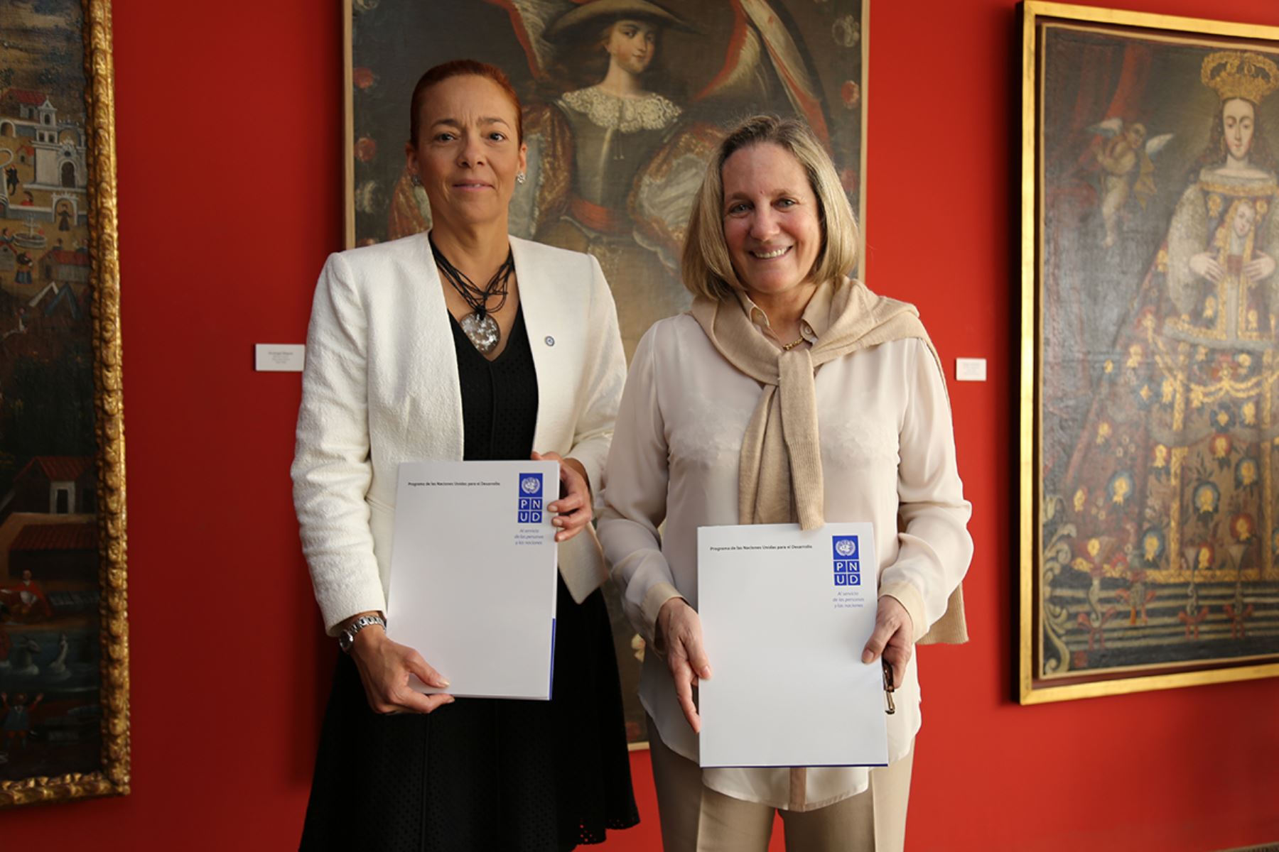 Ministra de Cultura, Diana Álvarez-Calderón y representante del PNUD, Maria del Carmen Sacasa, firmaron convenio.