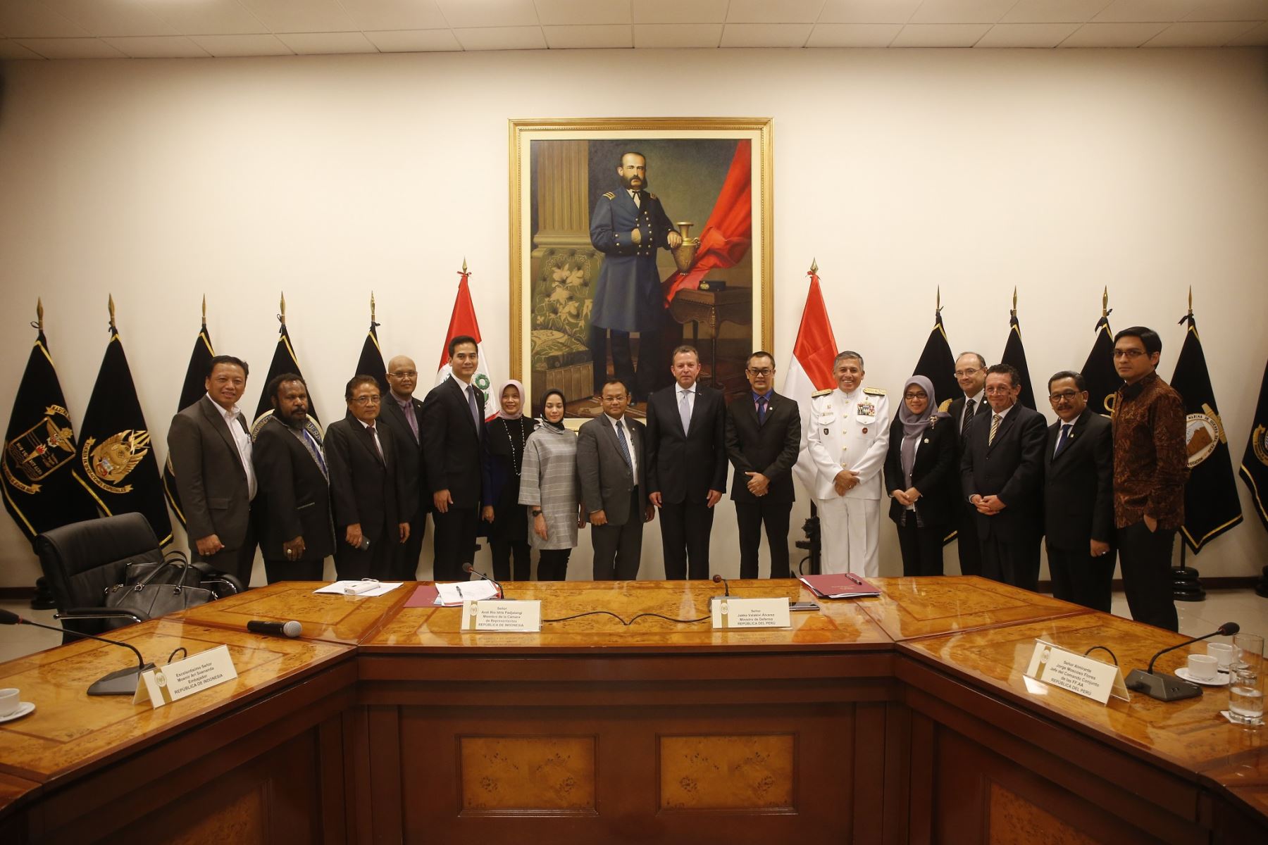 El ministro peruano de Defensa, Jakke Valakivi, se reunión con el presidente de la Comisión de Defensa y Relaciones Exteriores de la Cámara de Representantes del país asiático, Andi Rio Idris Padjalangi.Difusión