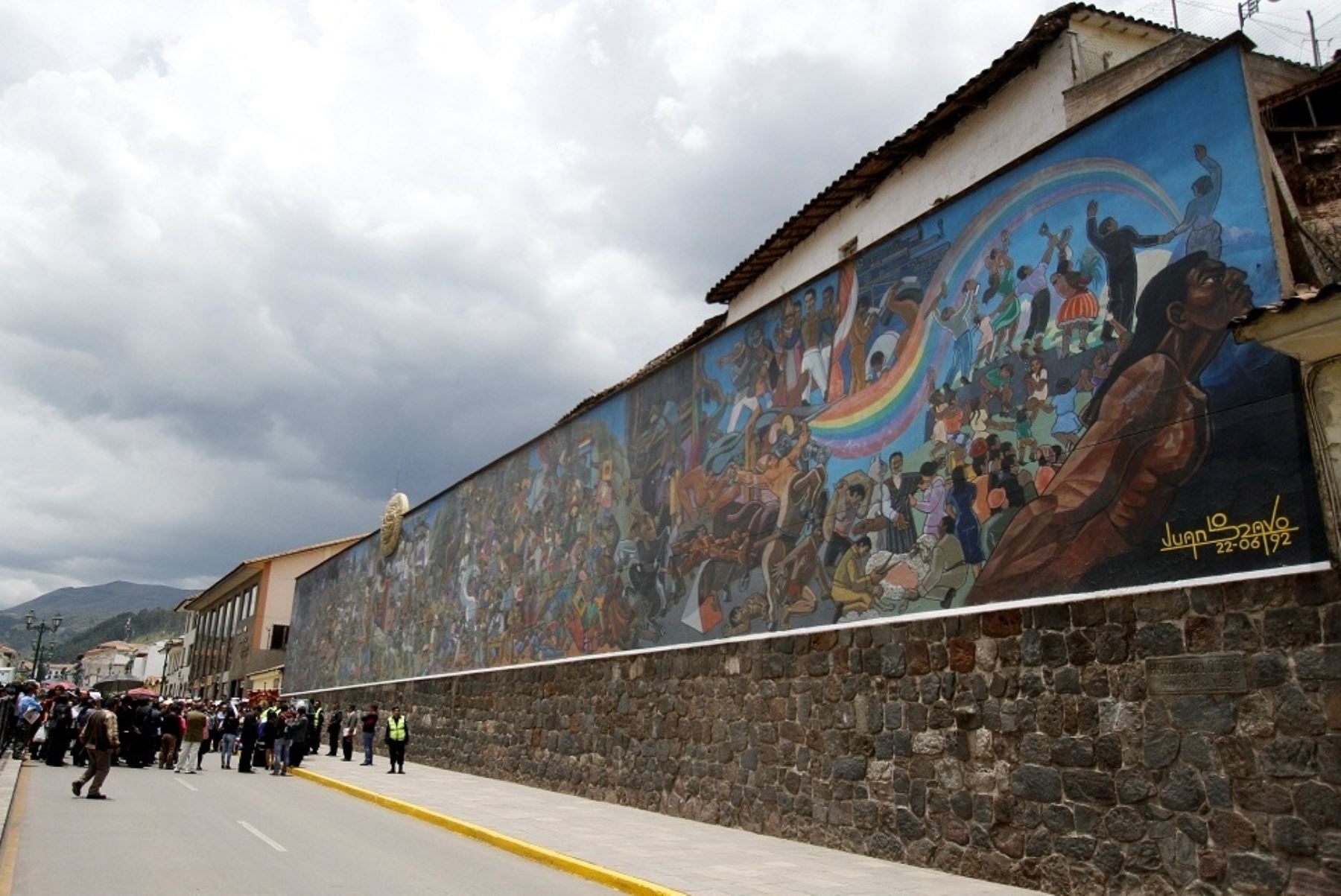 Féretro del artista plástico cusqueño Juan Eugenio Bravo Vizcarra recorre calles del Cusco.