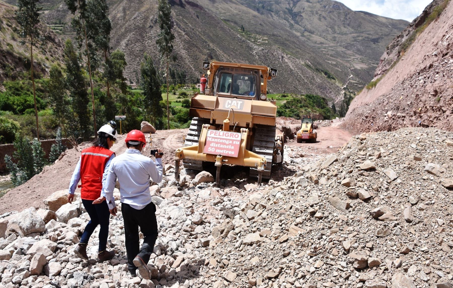 El tránsito en la carretera Anta-Urubamba, en Cusco, se encuentra interrumpida por un derrumbe. ANDINA
