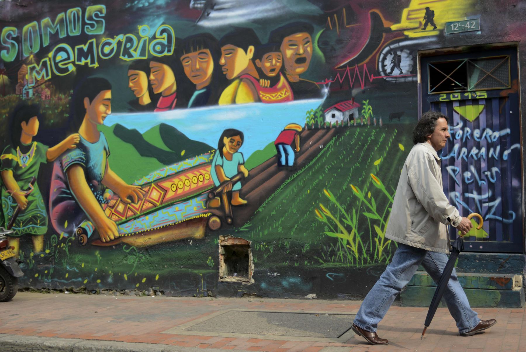 Una vez considerado el vandalismo, el graffiti está ganando más respeto en Colombia, lo que refleja el deseo de paz, mientras que el gobierno y la guerrilla de las FARC negocian fin al conflicto armado de medio siglo en el país. Foto: AFP