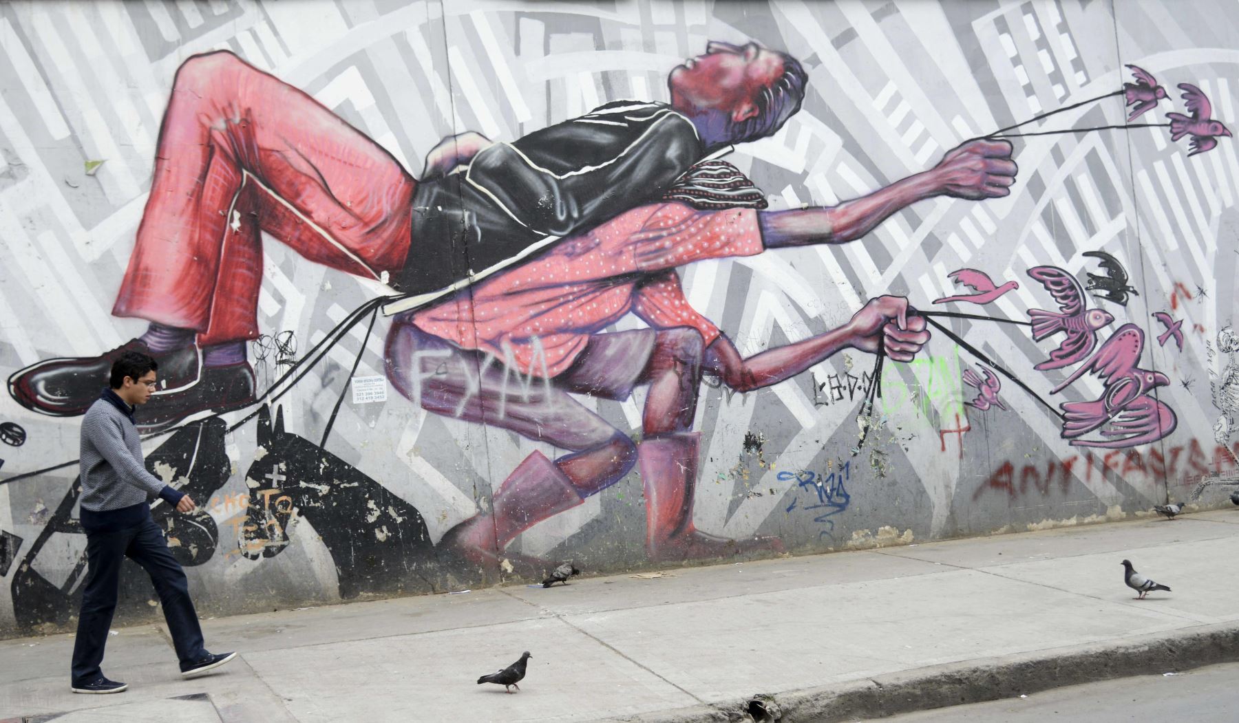 Una vez considerado el vandalismo, el graffiti está ganando más respeto en Colombia, lo que refleja el deseo de paz, mientras que el gobierno y la guerrilla de las FARC negocian fin al conflicto armado de medio siglo en el país. Foto: AFP