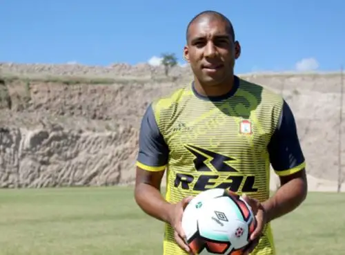 Giancarlo Carmona posa con la indumentaria de Ayacucho FC.