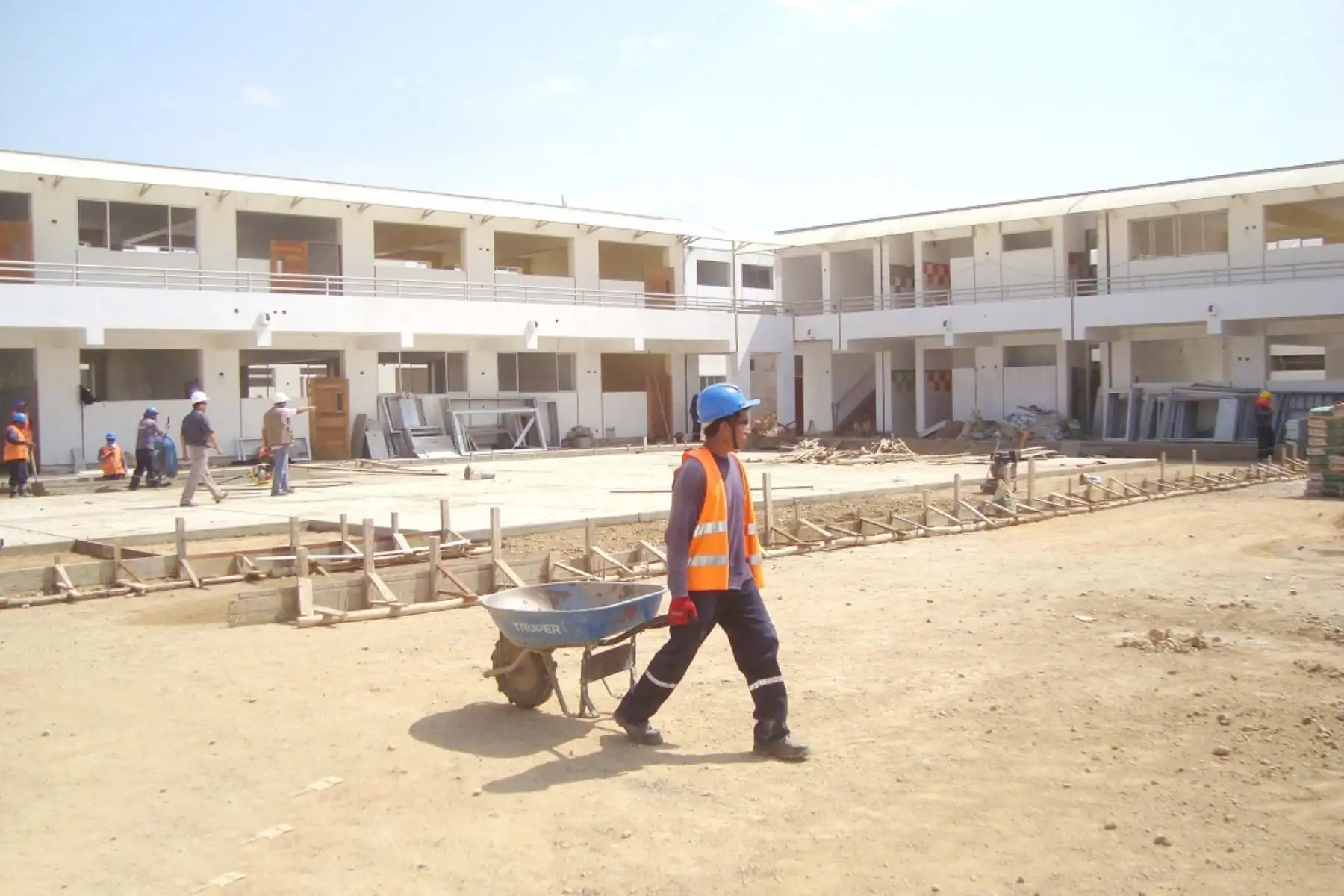 Especialistas del Pronied brindan asistencia a municipios del corredor minero del sur para construir colegios. ANDINA/Archivo
