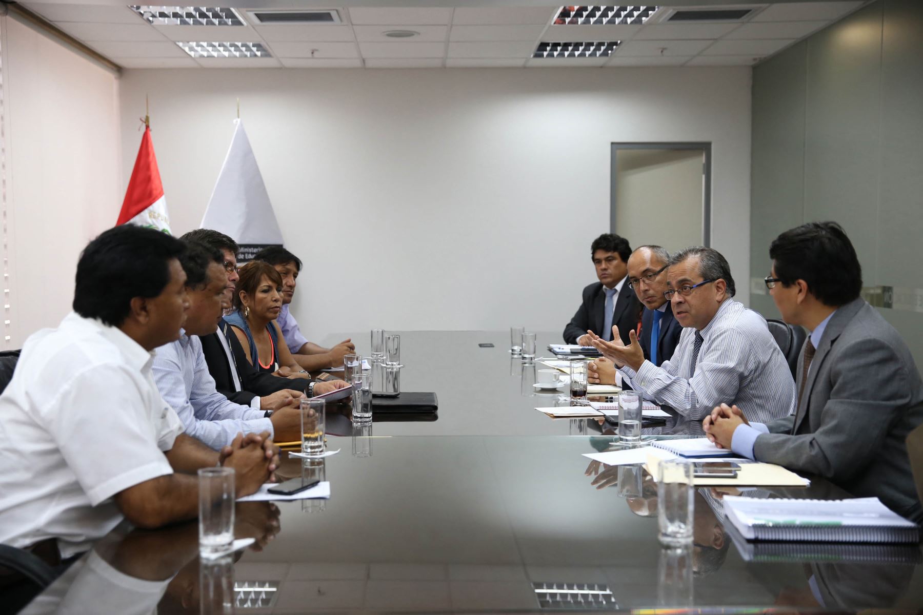 Ministro se reunión con representantes del Sutep. Foto: Difusión