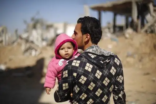 "Vivimos, pero es solo porque ni siquiera la muerte nos quiere", afirma este hombre, de 30 años, que sobrevive y alimenta a su familia con la ayuda de asociaciones caritativas. Foto: AFP.