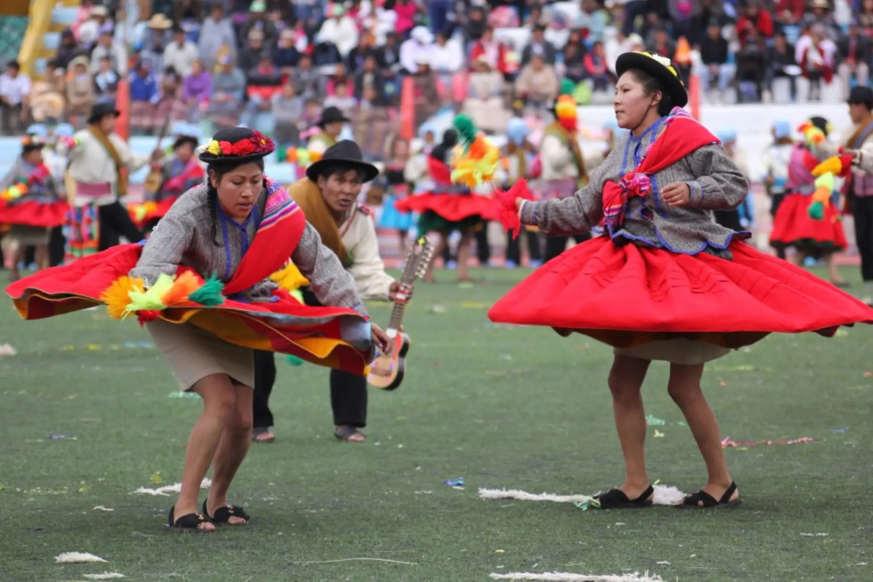 La festividad de la Virgen de la Candelaria, en la ciudad de Puno, tiene hoy una de sus principales actividades tradicionales llenas de colorido y alegría: el concurso de danzas autóctonas que convierten a Puno en la "Capital del Folclor Peruano". ANDINA/Difusión