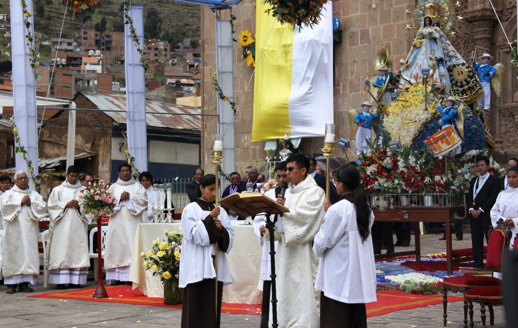 Con asistencia de miles de personas se desarrolló misa en honor de la Virgen de la Candelaria en Puno. ANDINA