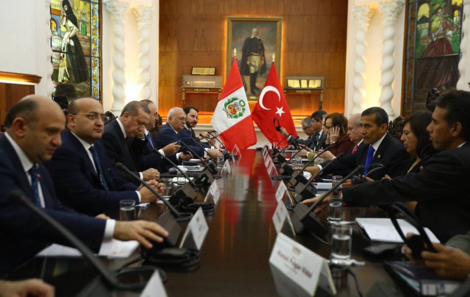 Reunión entre delegaciones de Perú y Turquía.