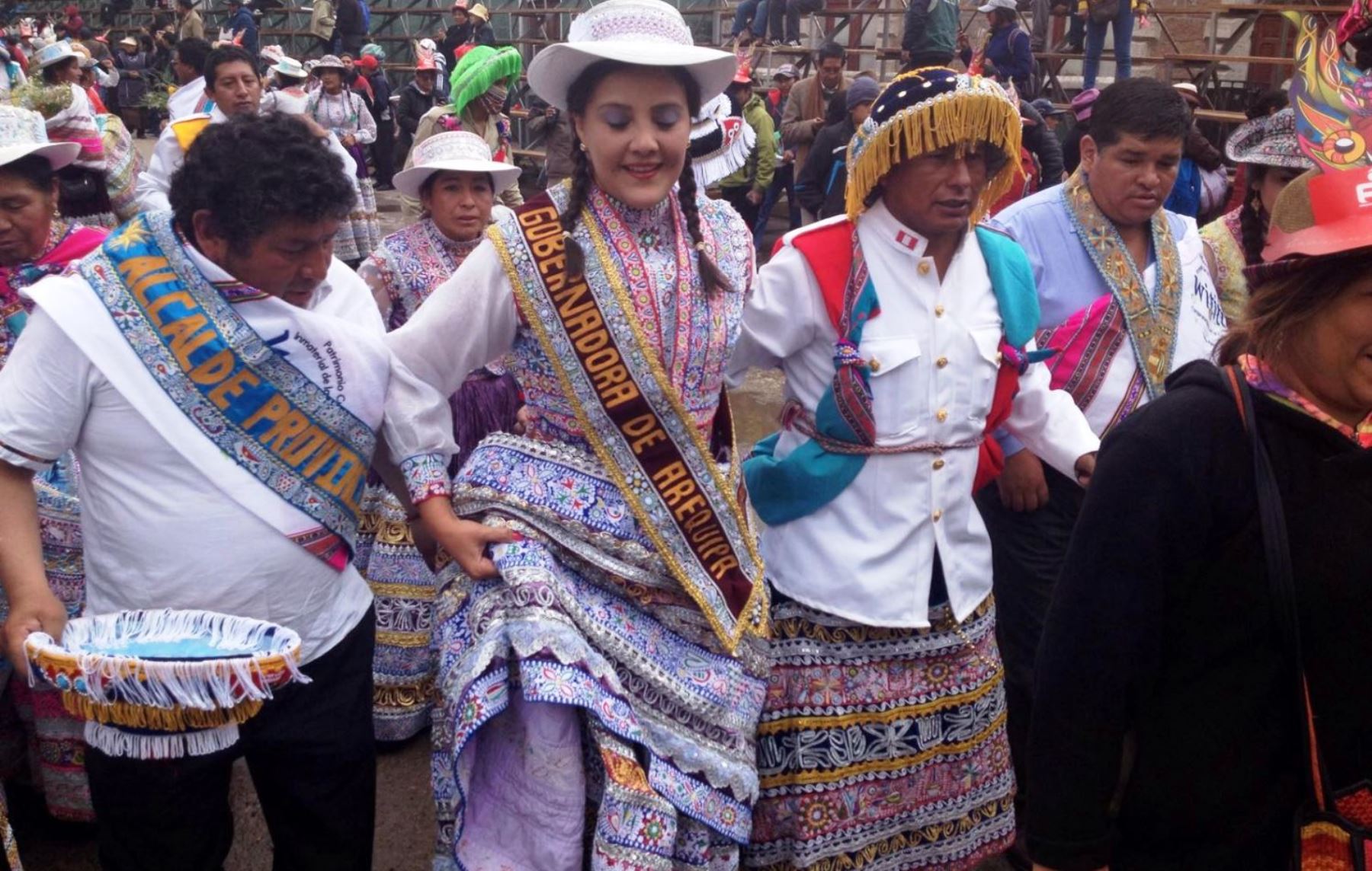 Gobernador regional de Arequipa, Yamila Osorio, encabezó delegación de danzarines de el Wititi que desfiló en Parada por la Virgen de la Candelaria en Puno. ANDINA