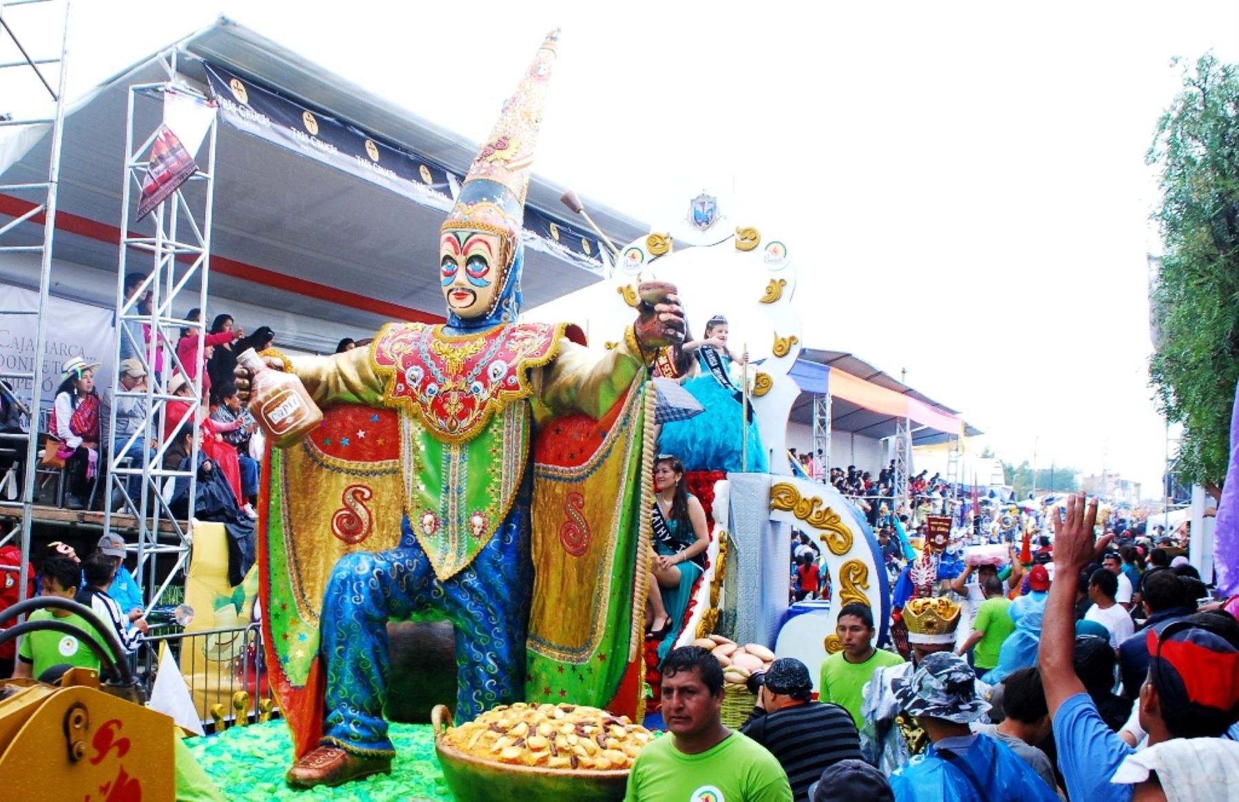 Miles de turistas disfrutaron del tradicional corso del Carnaval de Cajamarca. ANDINA/Eduard Lozano