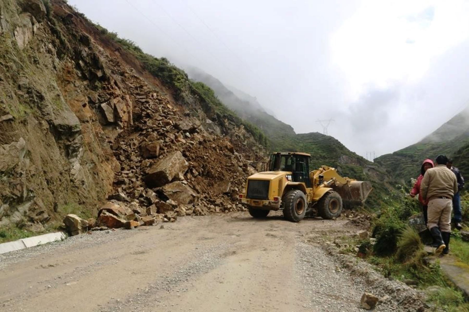 Maquinaria pesada trabaja para recuperar la transitabilidad en la carretera Paucartambo-Carhuamayo, en Pasco. ANDINA