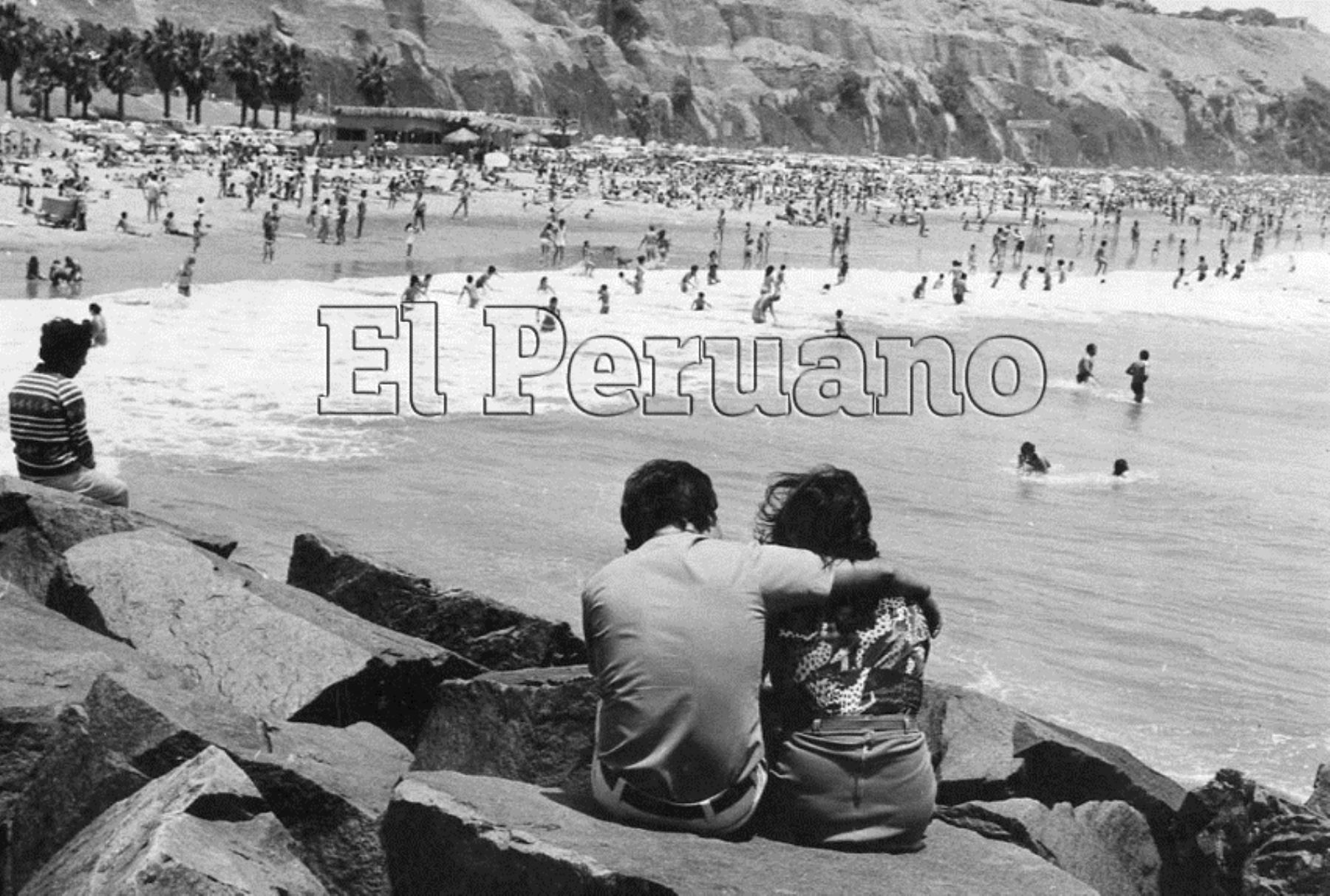 Celebrando Día de San Valentín decenas de décadas atrás en la playas al sur de Lima.