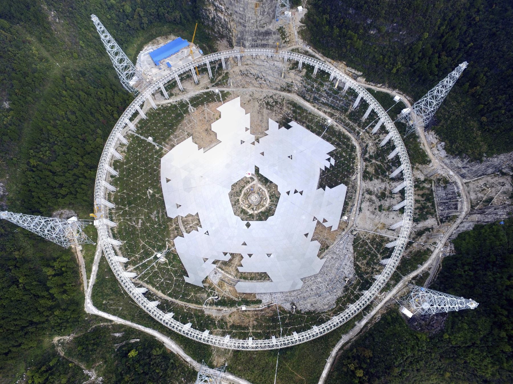 Más de 9.000 chinos se desplazan para crear el mayor radiotelescopio del mundo. Foto: EFE