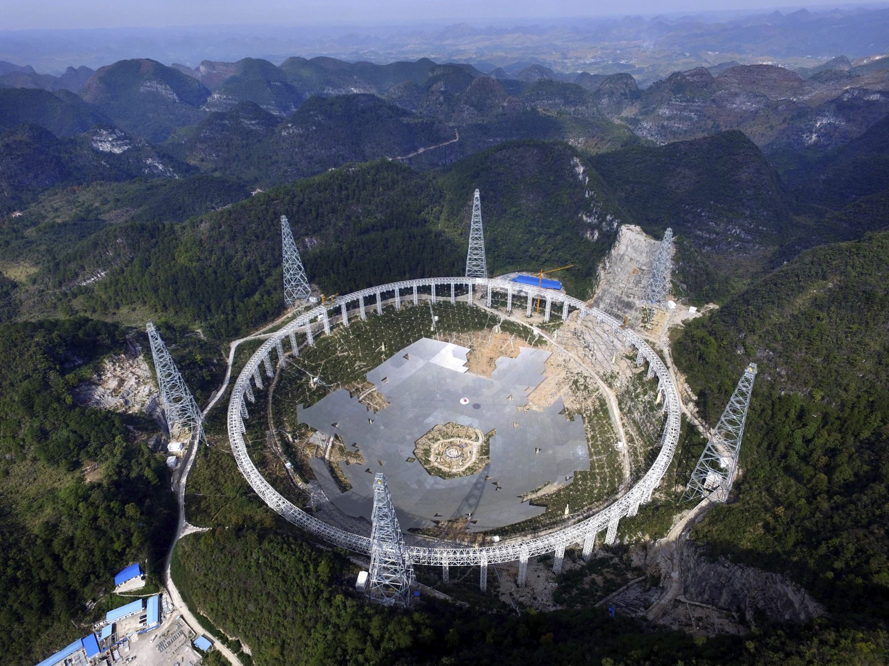 Más de 9.000 chinos se desplazan para crear el mayor radiotelescopio del mundo. Foto: EFE