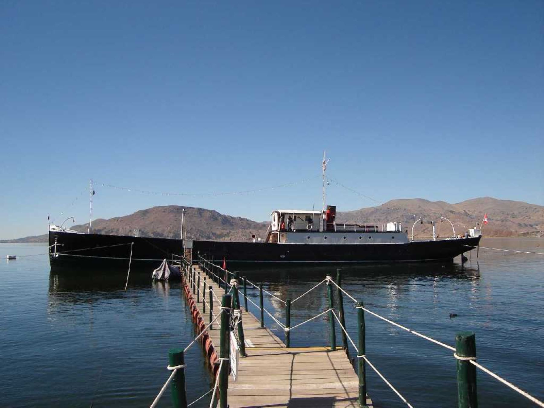 El Yavarí es un barco con una historia digna de contar. Construido en Inglaterra en
1861, fue transportado en piezas y cargado por mulas desde el puerto de Arica hasta
Puno, para luego ser reconstruido. Hoy es un museo que merece ser visitado.