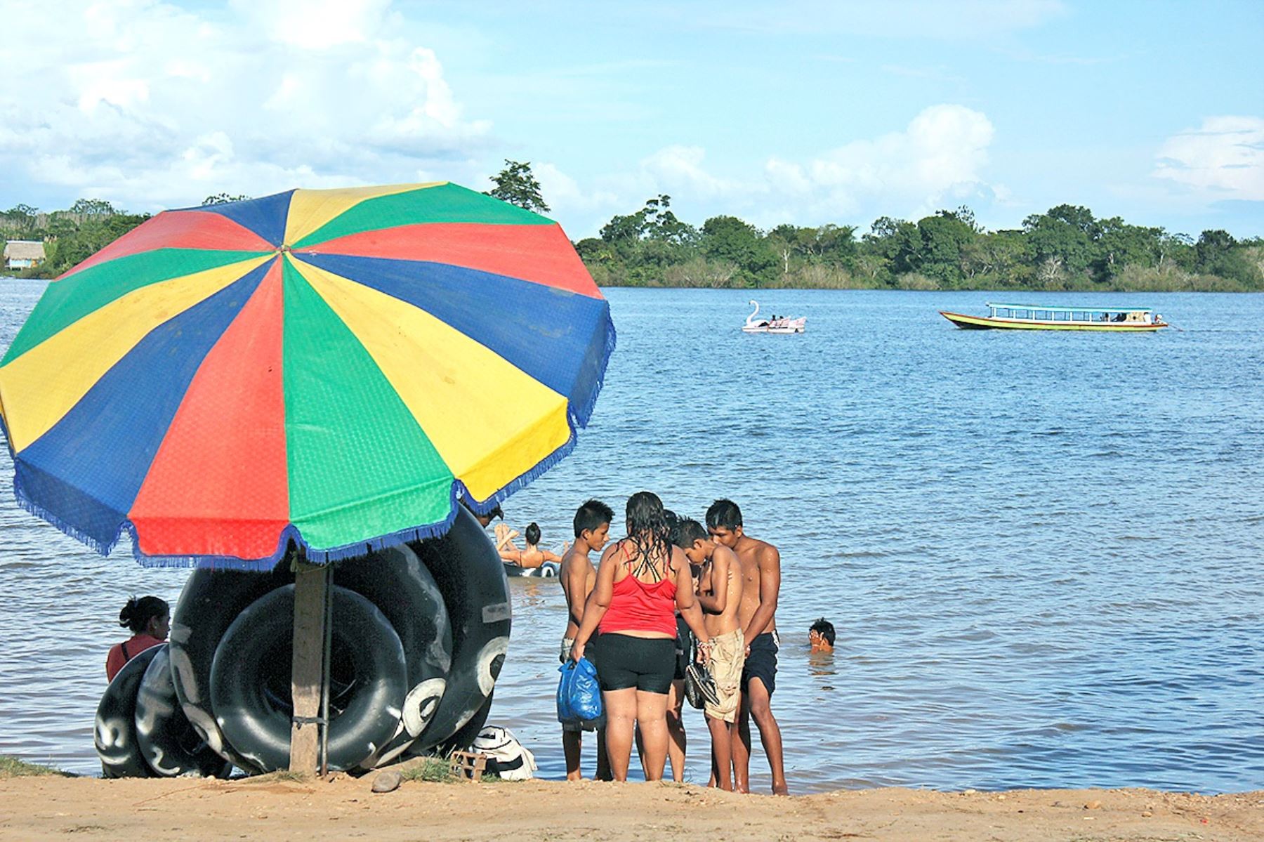 Los pobladores de la zona aprovechan para refrescarse del fuerte calor en las aguas de la hermosa laguna selvática.