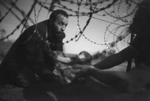 "La esperanza de una nueva vida" por Warren Richardson ganadora del World Press Photo. Foto: INTERNET/Medios