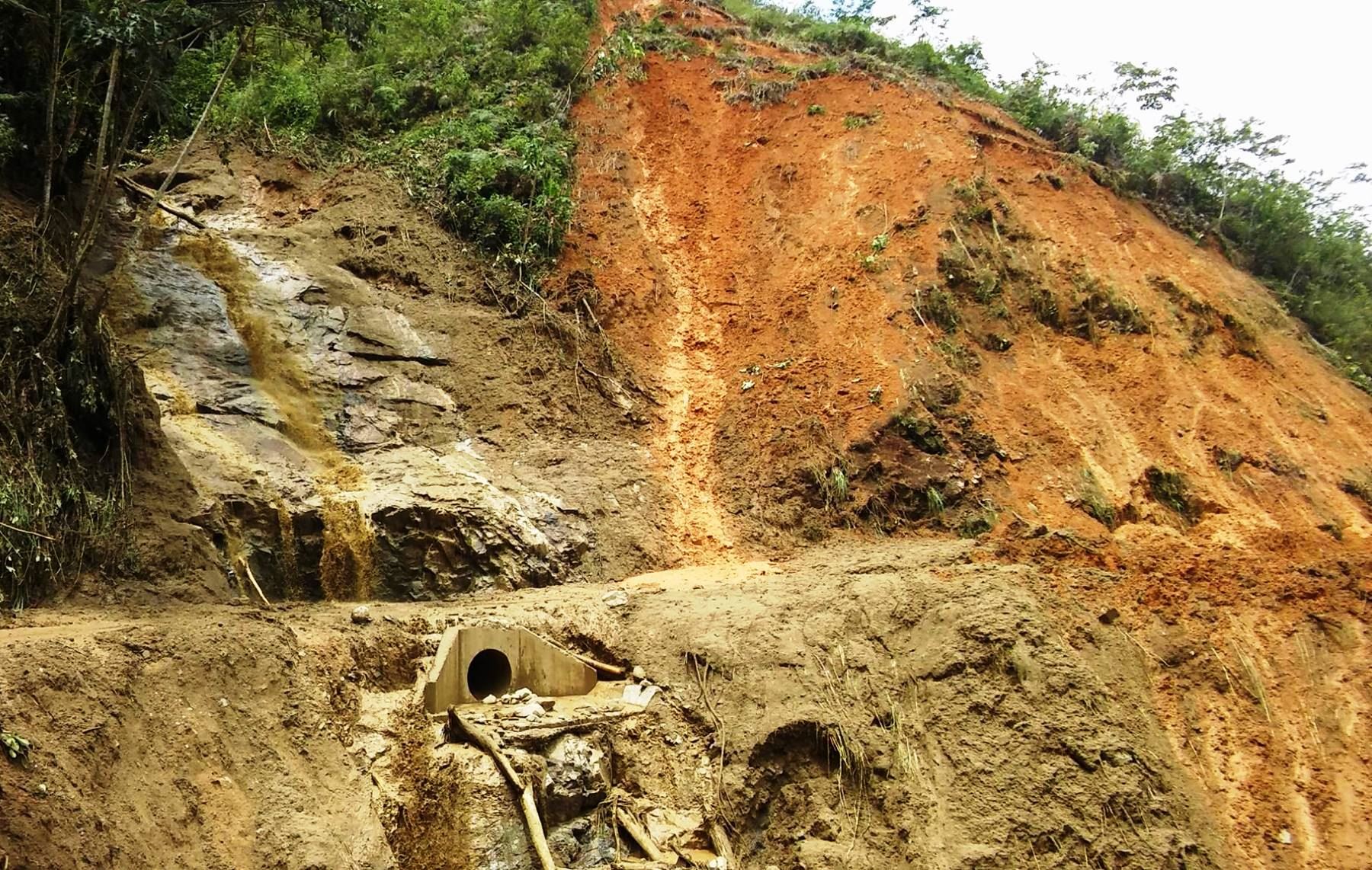 La caída de un huaico en Pampa Hermosa, Satipo, Junín, bloqueó varios tramos de una carretera. Foto: ANDINA.