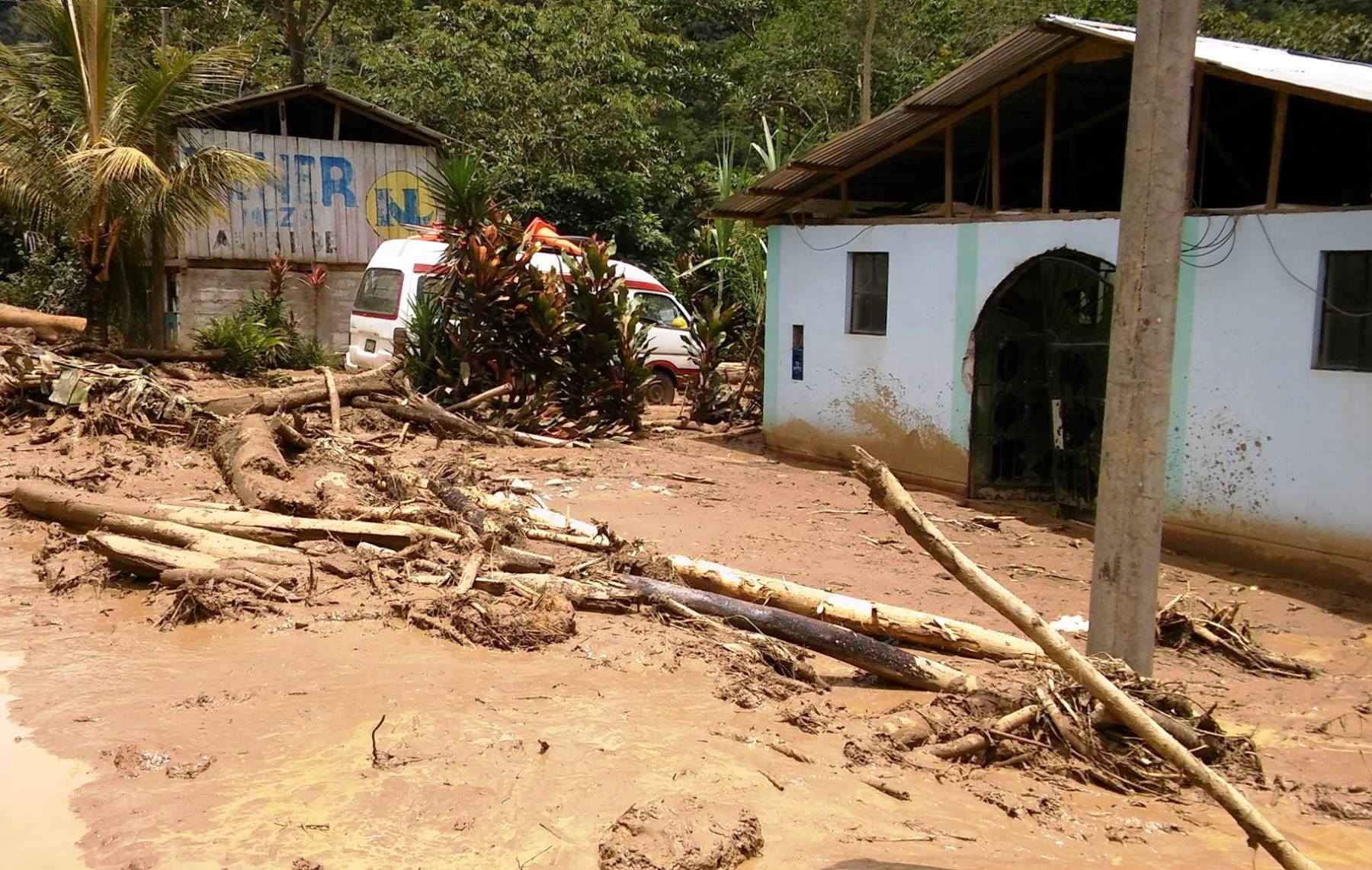 Varias viviendas resultaron afectadas por las toneladas de piedras y lodo que arrastró el huaico en Pampa Hermosa, Satipo, Junín. Foto: ANDINA.
