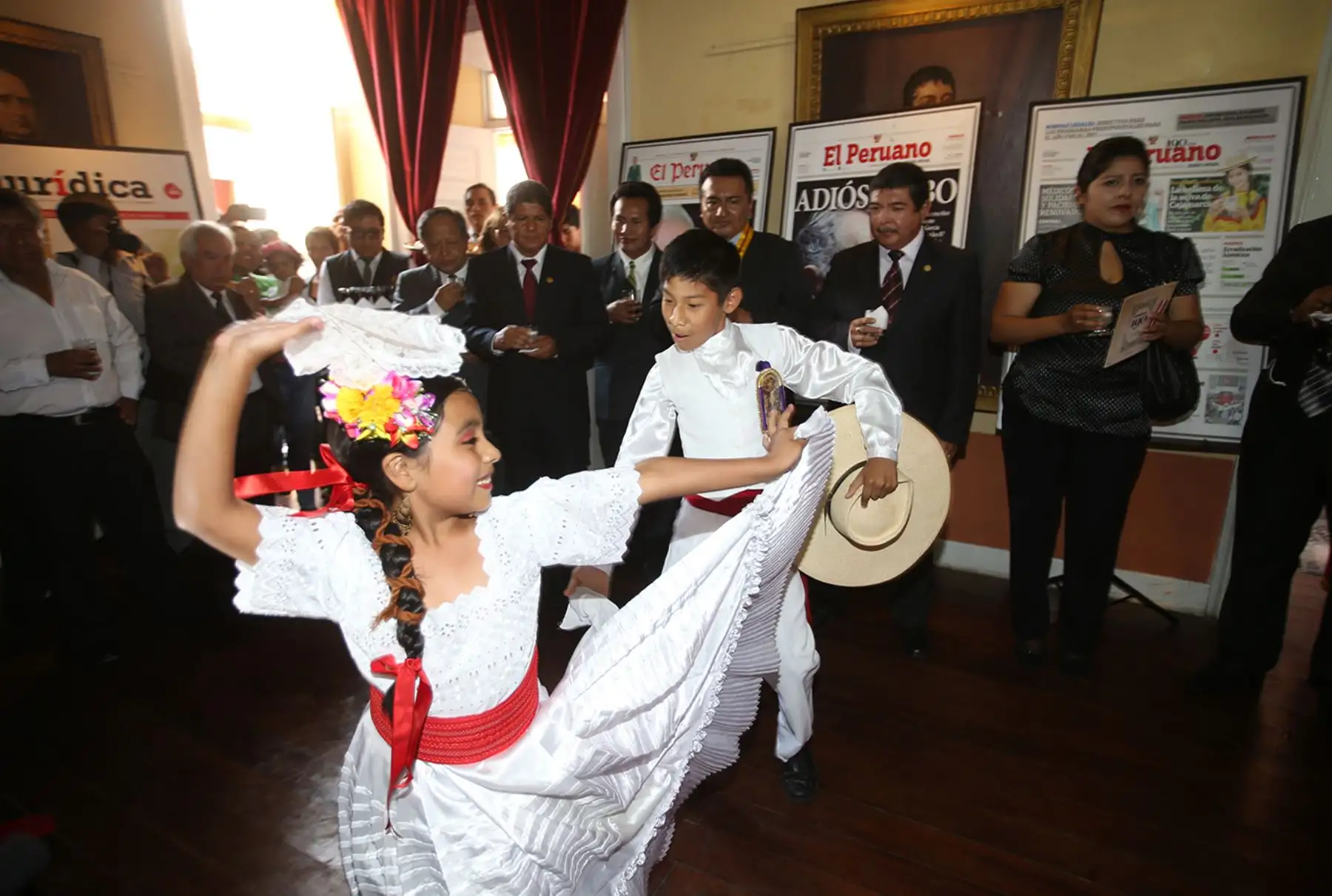 TACNA, PERÚ - FEBRERO 18. El Director del Diario Oficial El Peruano, Félix Paz, inauguró la muestra itinerante de dicho medio con motivo de las celebraciones por los 190 años en la Casa Zela de Tacna.

Foto: ANDINA/Juan Carlos Guzmán Negrini.