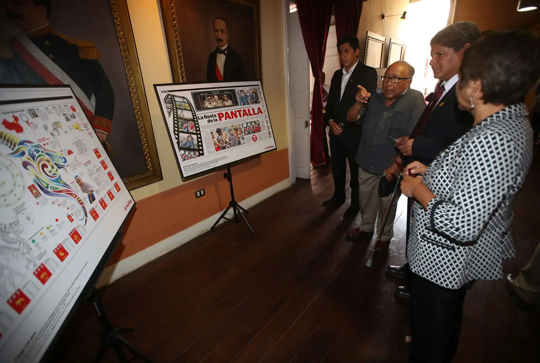 TACNA, PERÚ - FEBRERO 18. El Director del Diario Oficial El Peruano, Félix Paz, inauguró la muestra itinerante de dicho medio con motivo de las celebraciones por sus 190 años en la Casa Zela de Tacna.

Foto: ANDINA/Juan Carlos Guzmán Negrini.